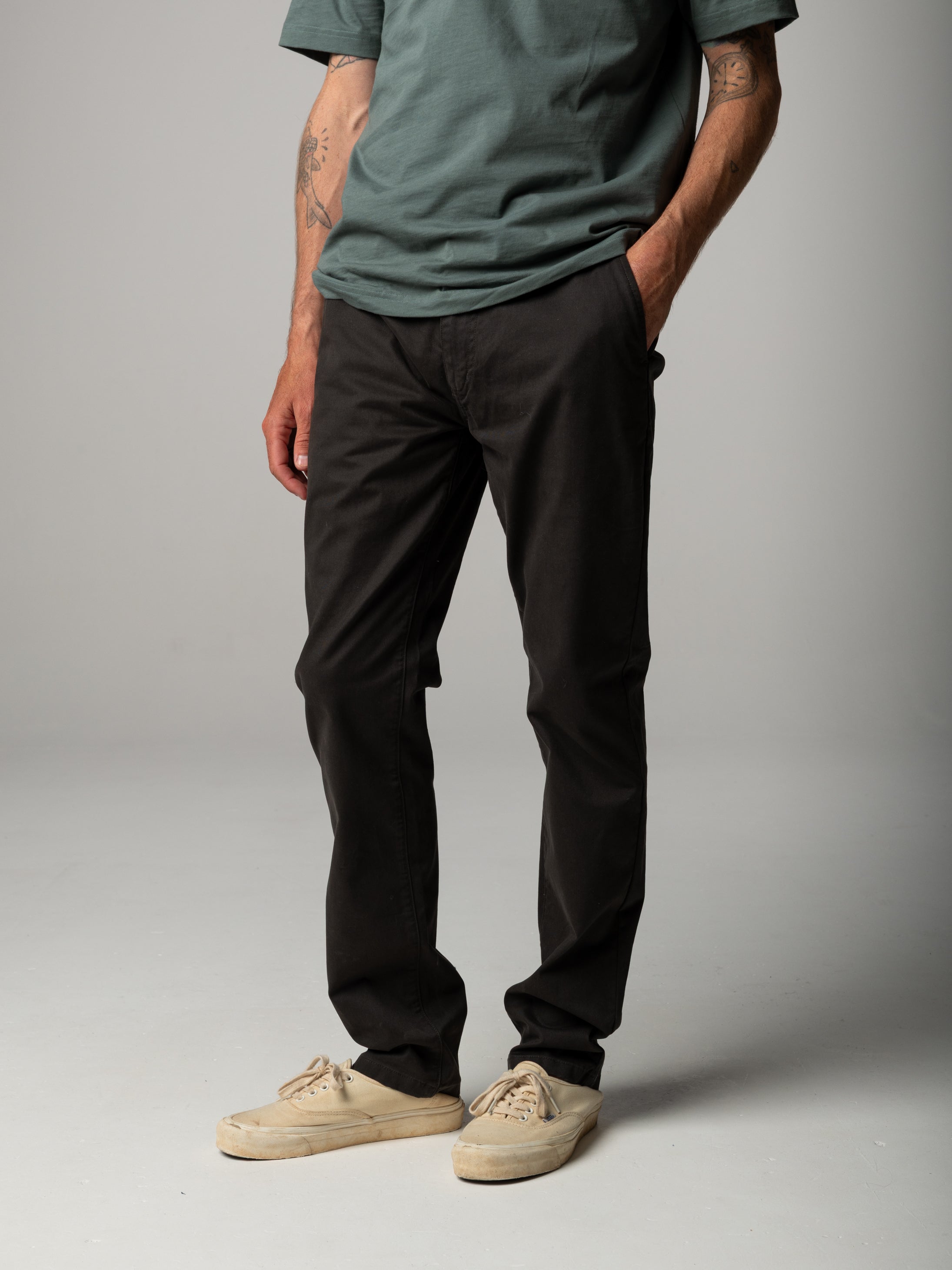 Men's Rincon Slim Fit Chino in Raven | Finisterre